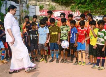 Al-Rihala presents Sports Minister to Rajaji Nagar Football Academy